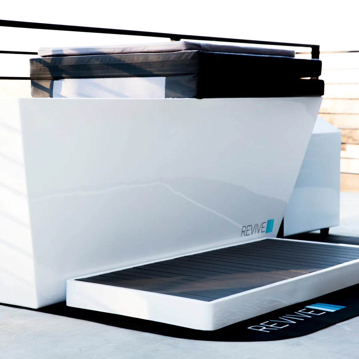 6 Person Traditional Sauna & Acrylic Plunge Revive